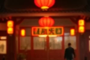 《半城烟火》夜市巷弄里的灯笼与升腾蒸汽